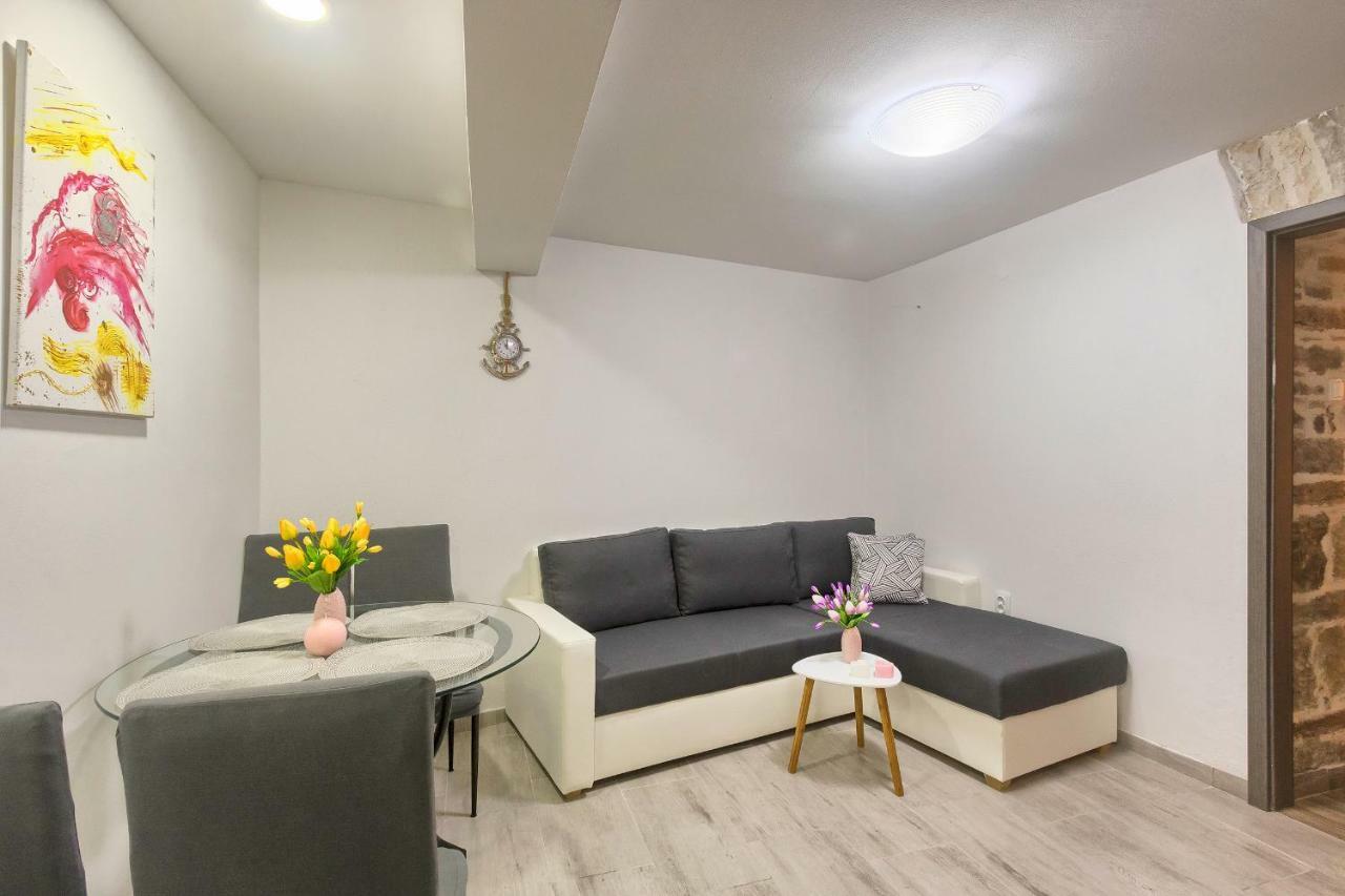 Old Town Apartments In City Center Pula Zewnętrze zdjęcie
